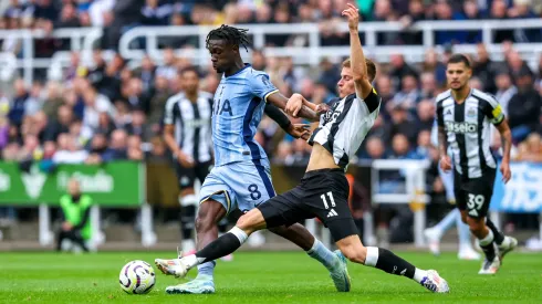 Yves Bissouma y Harvey Barnes disputan la pelota en la victoria de Newcastle ante Tottenham en la fecha 3 de la actual Premier League.