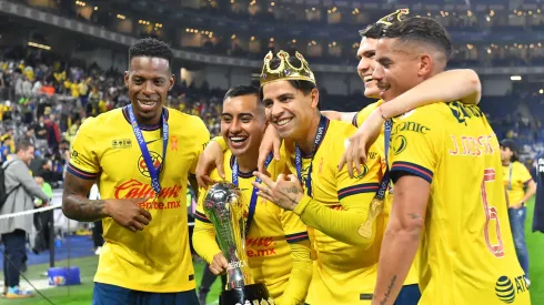 Los jugadores de América celebran el último título.