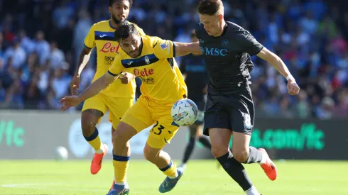 Sead Kolasinac y Scott McTominay disputan la pelota en la victoria de Atalanta por 3-0 ante Napoli en la fecha 11 de la Serie A.