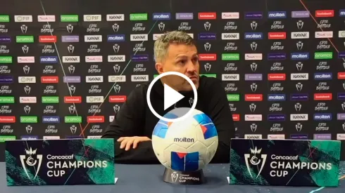 óscar García, impactado por la inesperada ocurrencia.