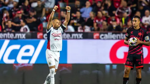 Chicharito Hernández contra la dirigencia de Chivas.