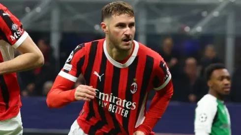 Santiago Giménez se convirtió en el segundo jugador en la historia de la Champions League que anotó goles a favor y en contra de un equipo en una misma edición.