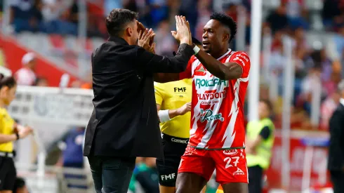 Nicolás Larcamón celebra con Díber Cambindo en Necaxa