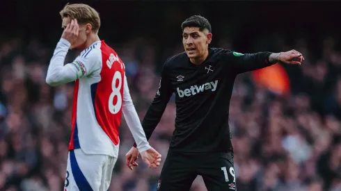 Edson Álvarez y Martin Odegaard en el Emirates Stadium