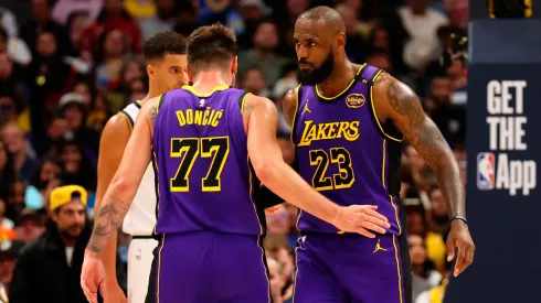 Luka Doncic saluda a LeBron James en Los Angeles Lakers