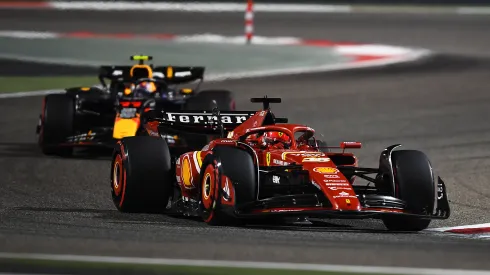 Coches de Ferrari y Red Bull en el Gran Premio de Bahréin