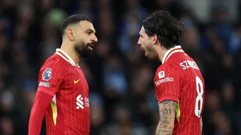Mo Salah festeja junto a Dominik Szoboszlai en la victoria por 2-0 del Liverpool frente a Manchester City.