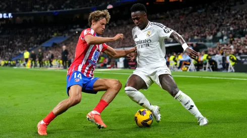 Marcos Llorente y Vinicius disputan un balón en el Santiago Bernabéu