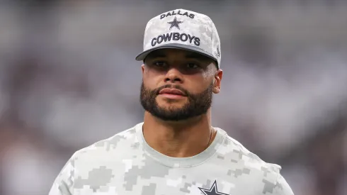 Dak Prescott camina por el campo de juego del AT&T Stadium