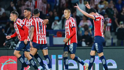 Los jugadores de Chivas, a puro abrazo.