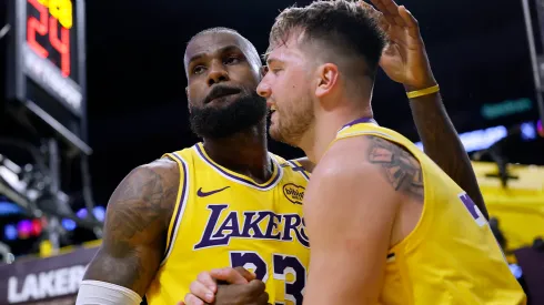 LeBron James saluda a Luka Doncic en Los Angeles Lakers