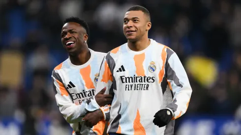 Vinicius y Kylian Mbappé en la entrada en calor del Real Madrid