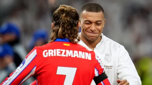 Griezmann y Mbappé se saludan en el juego de ida de los octavos de final de Champions League.