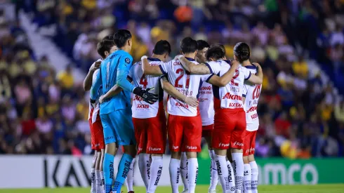 Aficionados de Chivas cargan contra un jugado