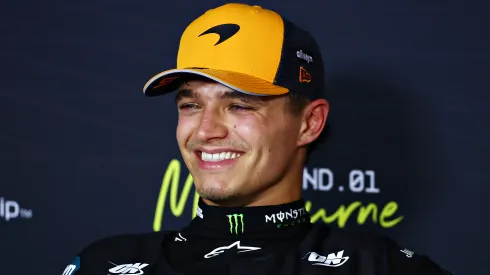 Lando Norris, piloto de McLaren, sonríe en zona de prensa
