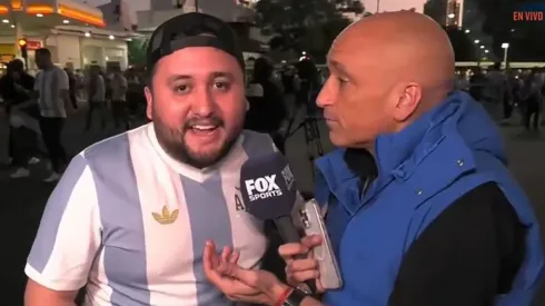 Aficionado de México se pone la playera argentina en Buenos Aires.
