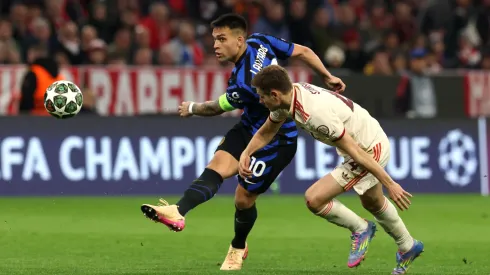 Lautaro Martínez saca un potente remate.