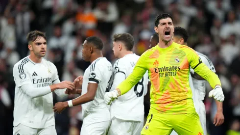 Courtois le atajó el penal a Saka