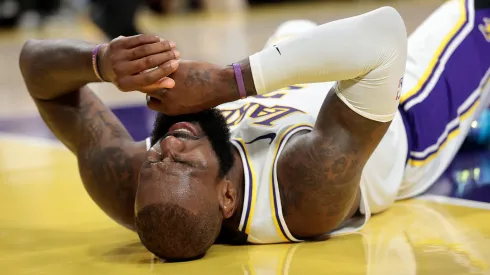 LeBron James en el suelo durante Los Angeles Lakers vs. Minnesota Timberwolves