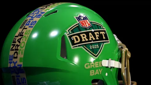 Casco exhibido durante la primera ronda del Draft de la NFL 2025