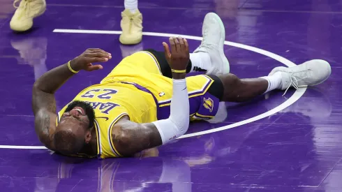 LeBron James tendido en el suelo