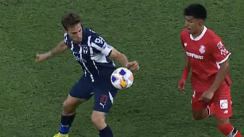 Un gol de Rayados fue anulado por una mano de Sergio Canales en el inicio del a jugada