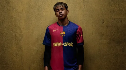 Lamine Yamal posando con la playera exclulsiva (FC Barcelona)