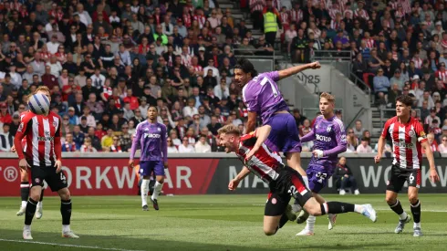Raúl Jiménez anota ante Brentford