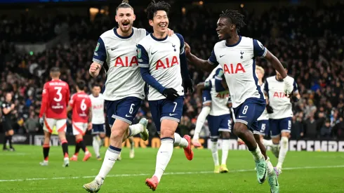 Los jugadores de los Spurs festejan en la victoria de Tottenham frente a Manchester United en la EFL Cup.