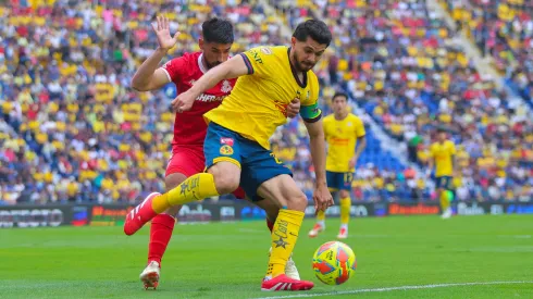 Henry Martin y Bruno Méndez disputan el balón en la victoria de América por 3-0 ante Toluca por la fecha 10 del Torneo Clausura 2025.