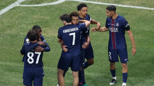 Futbolistas del PSG se abrazan luego del gol de la victoria ante Bayern Múnich