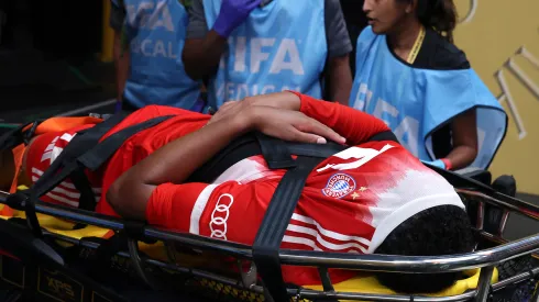 Jamal Musiala fue retirado en camilla