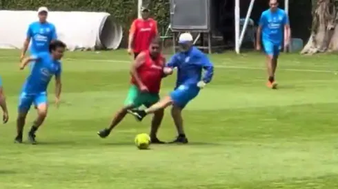 Gabriel Milito y una insólita patada a un periodista en un amistoso