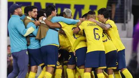 Los jugadores de América celebran un gol.
