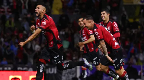 Los jugadores de Atlas, a puro festejo.
