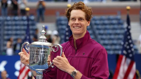 Jannik Sinner con el trofeo de US Open en 2024