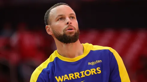 Stephen Curry con la indumentaria de los Warriors