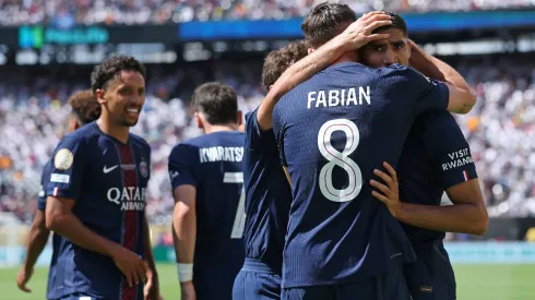 Los jugadores de PSG, a puro abrazo.