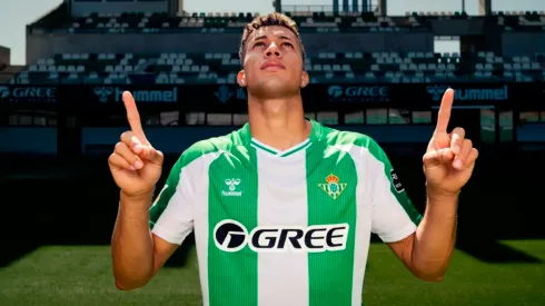 Nelson Deossa en su presentación con Real Betis