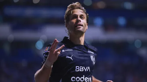 Sergio Canales metió tres goles con Rayados ante Puebla