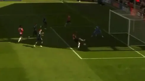 Javier Hernández tuvo un falló insólito durante el amistoso de Chivas ante Club León