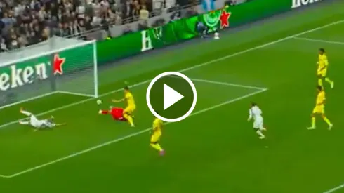 El momento en el que el balón ingresa en la portería de Villarreal tras el osotote de Luiz Júnior.