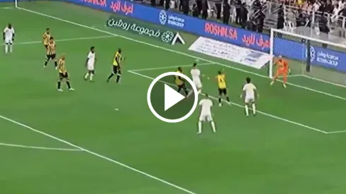 Cristiano Ronaldo vence a Predrag Rajković para el 2-0 de Al-Nassr