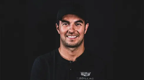 Checo Pérez con la indumentaria de Cadillac