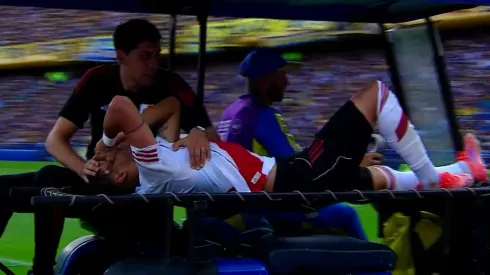 Maxi Meza tuvo que retirarse en camilla del campo.