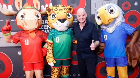Gianni Infantino posa con las botargas de la Copa del Mundo 2026
