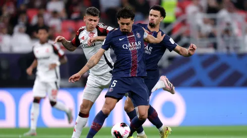 Jorge Carrascal, Marquinhos y Zaire-Emery luchan por el balón
