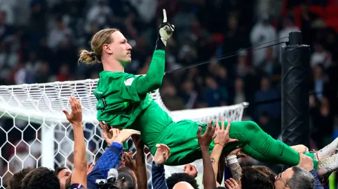 Matvéi Safónov, portero de PSG, en andas
