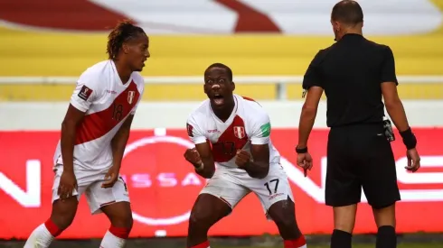 Luis Advíncula le metió gol a Ecuador en Quito.
