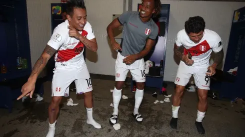 Lapadula, Carrillo y Cueva celebraron el pase a semis bailando 'El Cervecero'